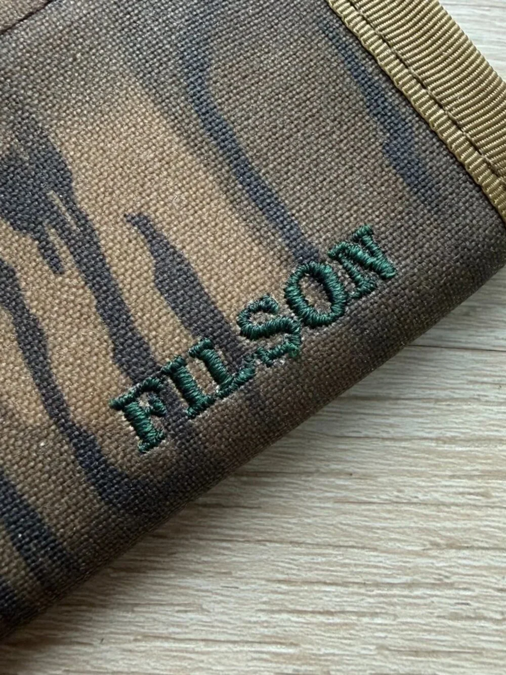 FILSON - MiUSA Smoke jumper tin cloth shadow grass wallet - NWOT